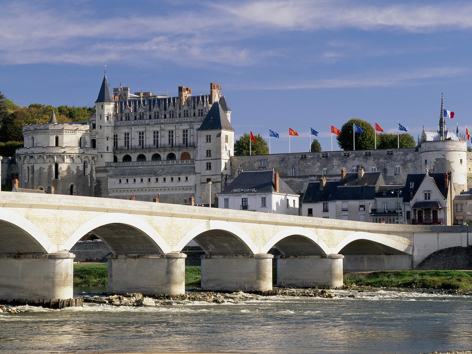 Chateau_d'Amboise_and_Bridge_Loire_Valley_France.jpg