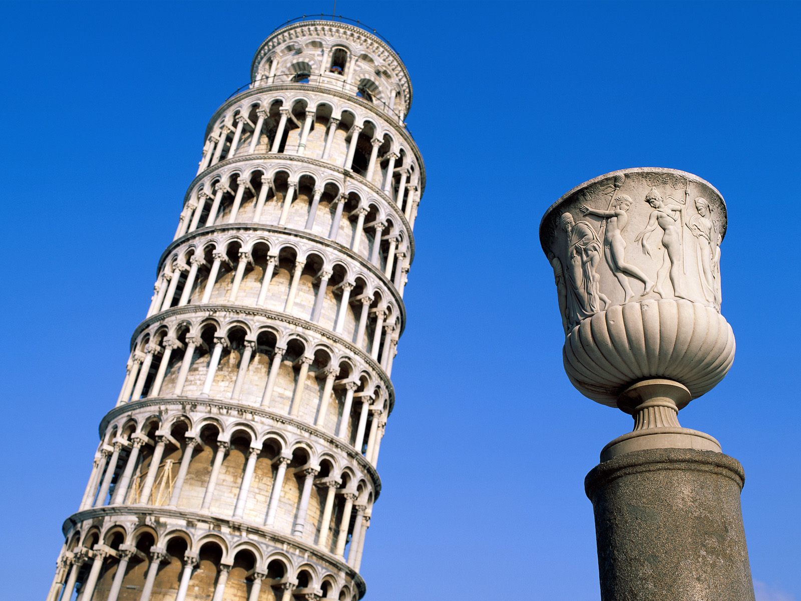 leaning tower of pisa deep dish pizza side angle