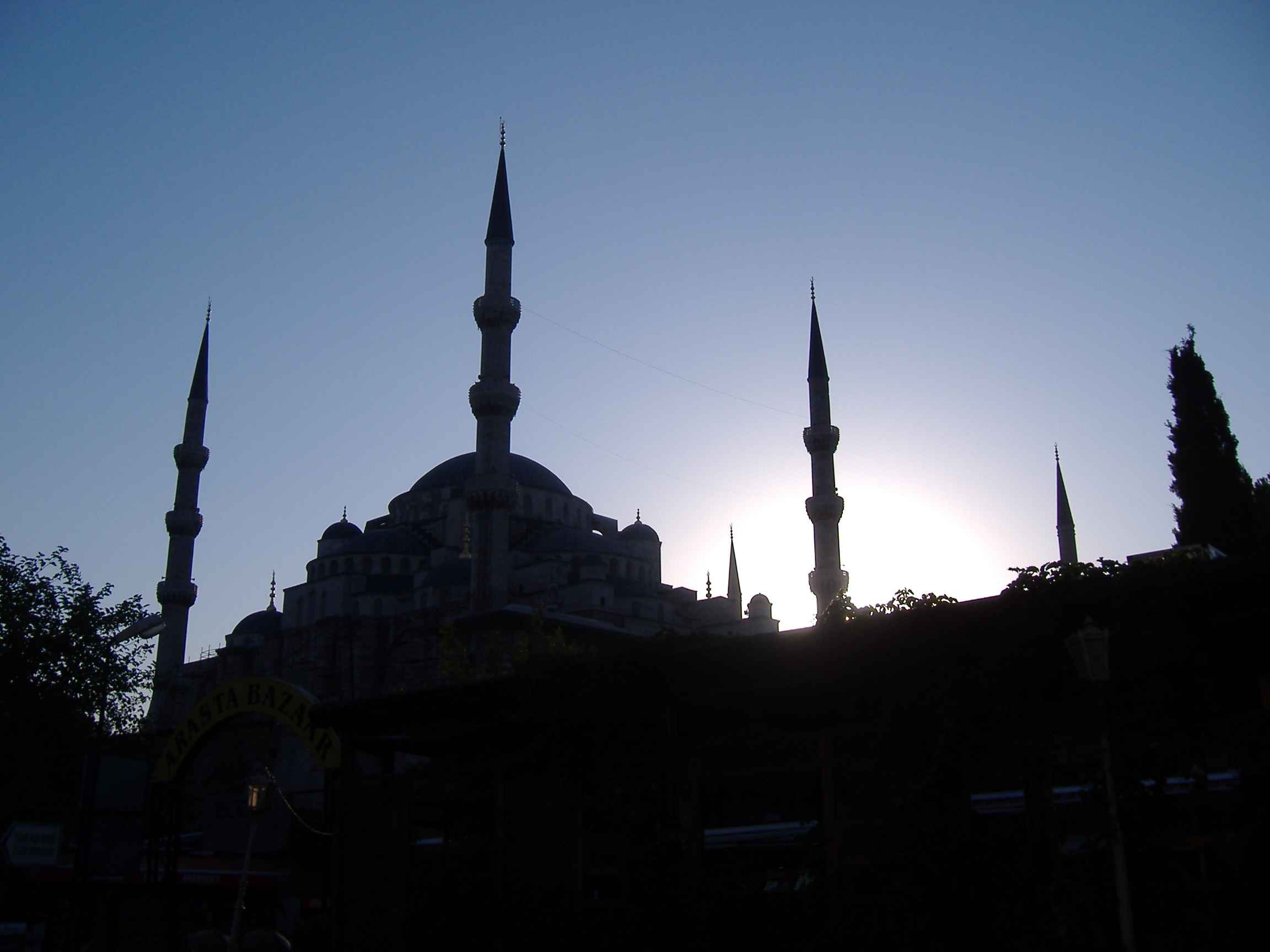 An_August_evening_at_Sultanahmet's_blue_mosque.jpg