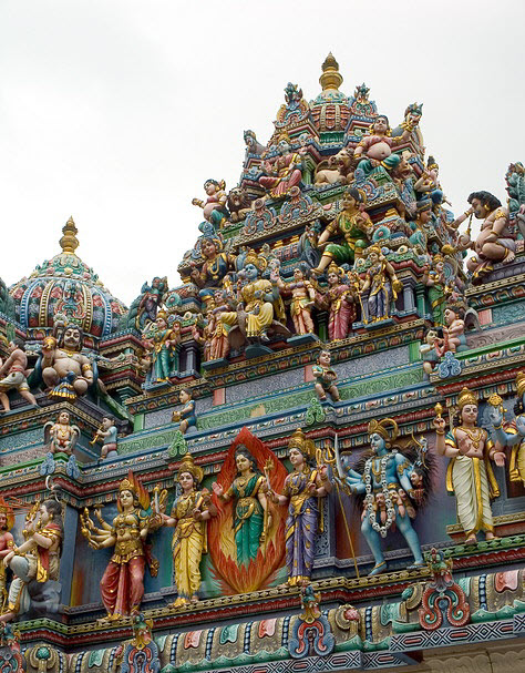Roof-with-decorations-and-statues